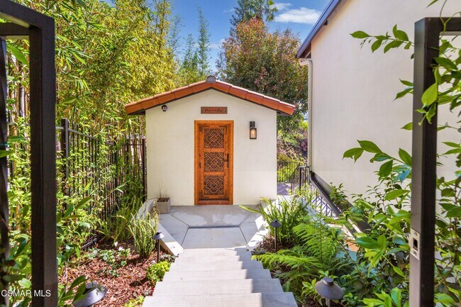 Building Photo - Must see this luxurious short-term, furnis...