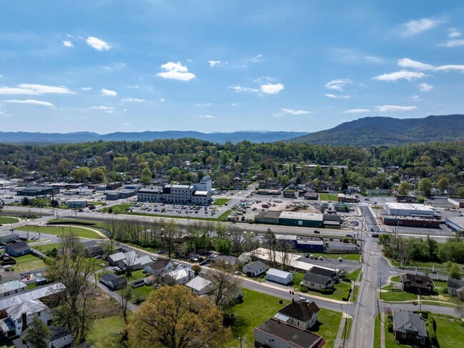 Building Photo - 220 Highland Ave