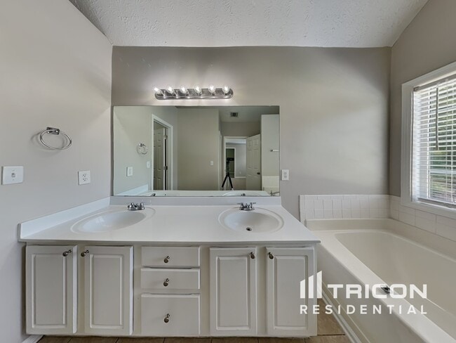 Building Photo - 3927 Brandon Lee Way