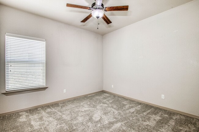Building Photo - Beautiful 3 bed-2 baths with Casa Club/Gym...