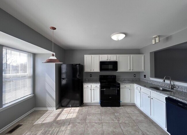 Building Photo - 3 Bedrooms 2.5 Bathrooms