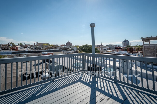 Building Photo - 724 S Ellwood Ave