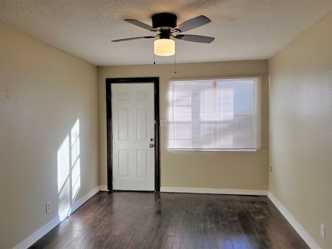 Building Photo - 1 BED 1 BATH DOWNSTAIRS GARAGE APT IN CAPITAL HILL AREA