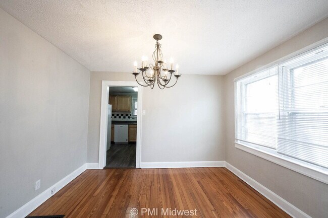 Building Photo - "Charming 2-Bedroom Retreat in Heart of In...