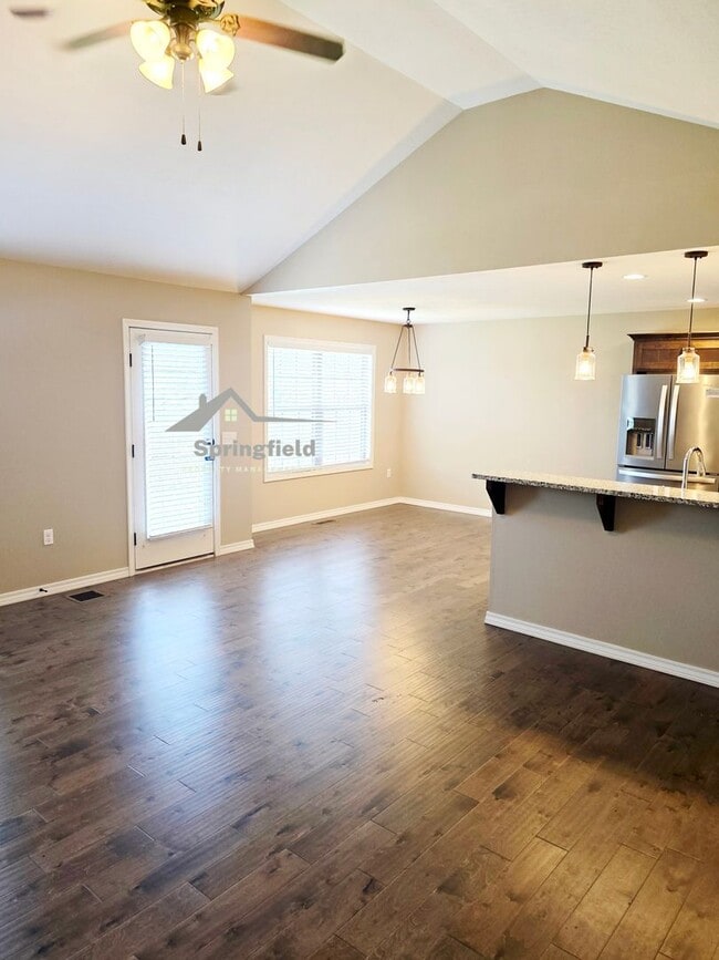 Building Photo - Republic -Newer w/ 3 Car Garage - Close To Republic High School