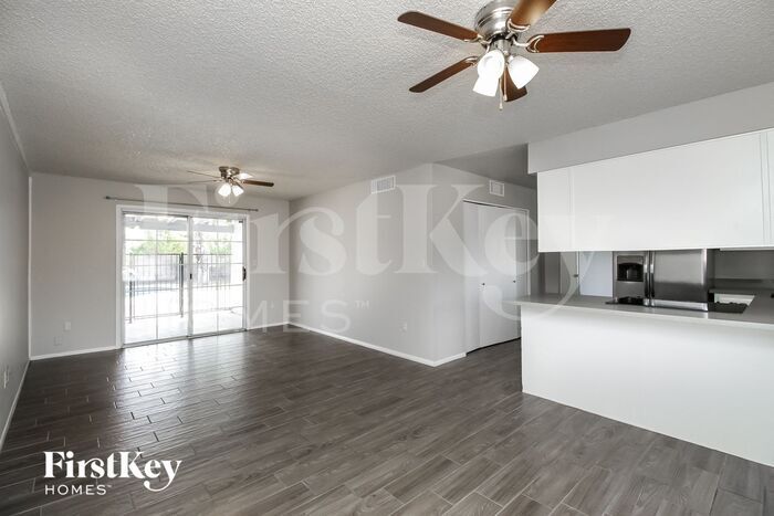 Building Photo - 5909 S Palm Dr