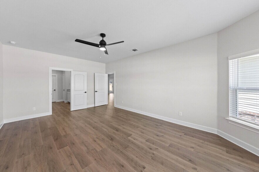 Building Photo - 244 Live Oak Ln