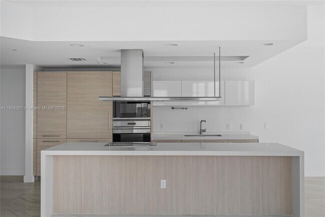 Building Photo - 17111 Biscayne Blvd