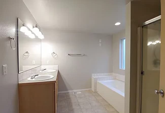 Building Photo - Beautiful 3 Bedroom Home