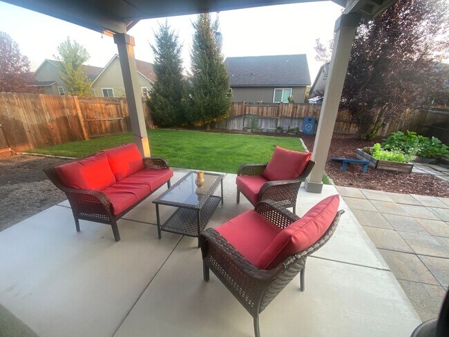 Building Photo - Rare 5 BR home in Southwest Redmond