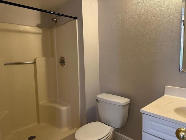 Building Photo - First Floor 2/2 Condo at Pine Shadows in O...