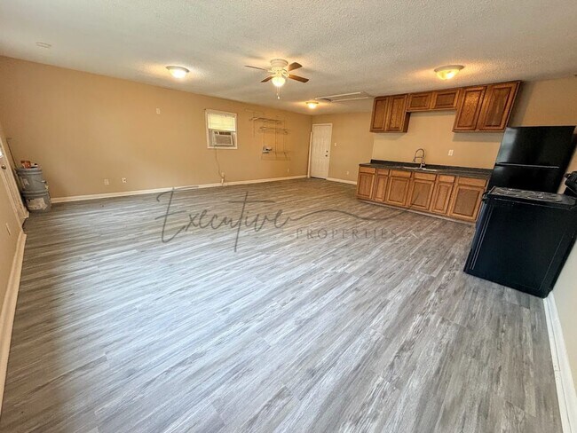 Building Photo - Updated Studio Apartment for $695 – New Appliances