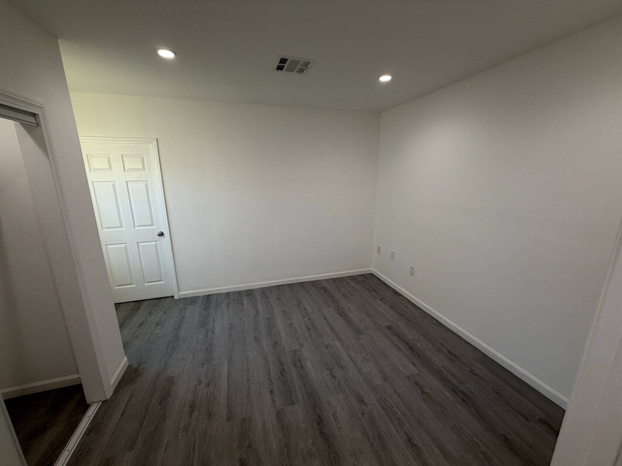 Building Photo - 6511 Clybourn Ave