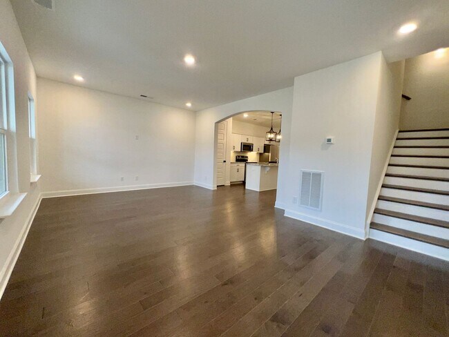 Building Photo - Spacious Townhome Located Minutes from Downtown Gallatin and Hendersonville!