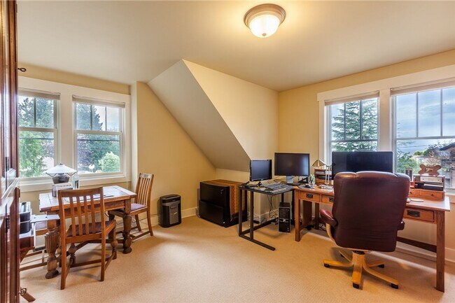 Building Photo - Meticulously designed Craftsman in North Beach with private beach access.