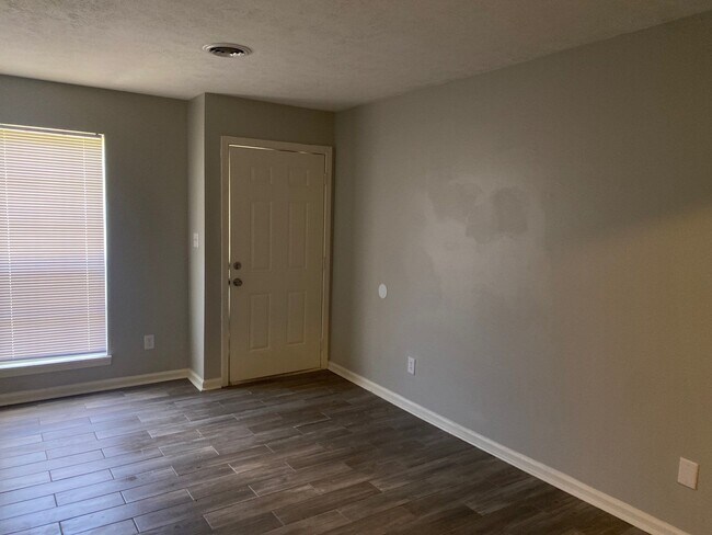 Building Photo - 12 Tricia Cv