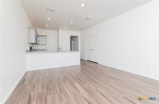 Building Photo - 5901 Betty Lou Dr