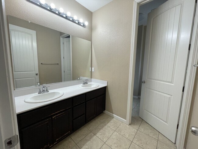 Building Photo - 1348 Encore Dr