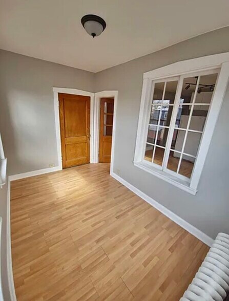Sun room (extra room) - 2238 Ridgeland Ave