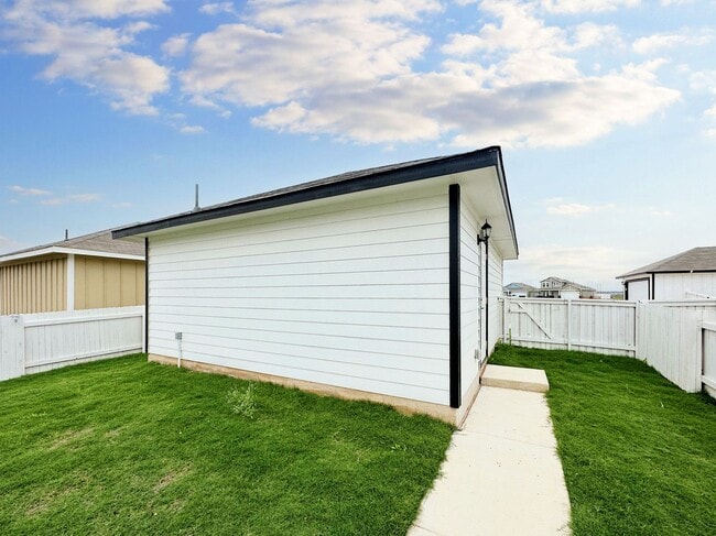 Building Photo - 424 Hortus Dr