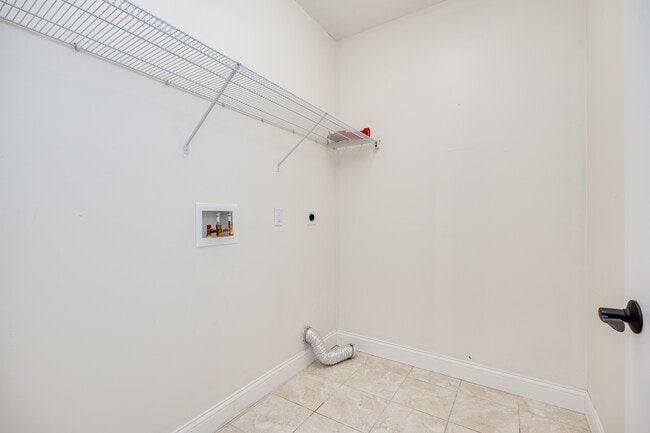 Building Photo - 208 Pointe Oakwood Way