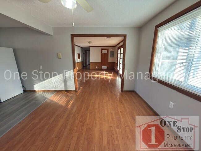Building Photo - Amazing 3 Bedroom, 1.5 Bathroom in Raytown!