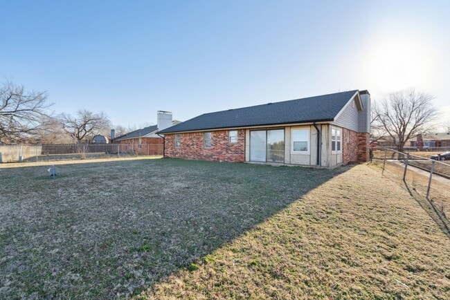 Building Photo - 3-Bedroom Home Near Dining, Shopping & Broadway Extension