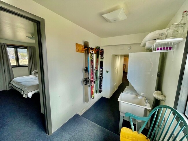 Building Photo - Main St! Storage and Parking! 20 minute dr...