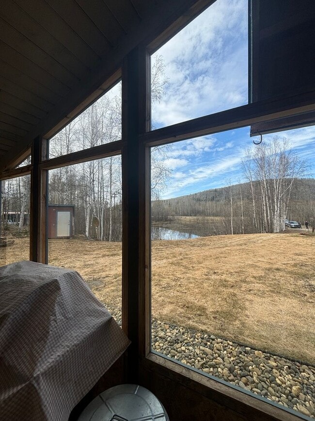 Building Photo - Huge green house / large garage / Pet frie...