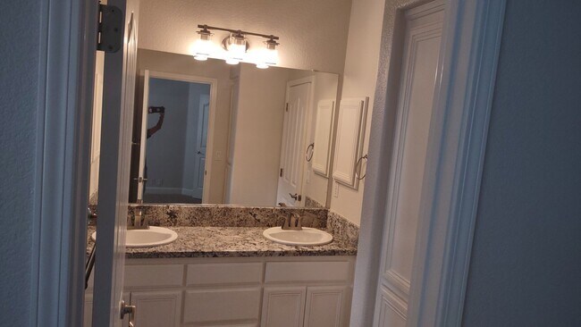 Building Photo - 6121 Lockridge Dr