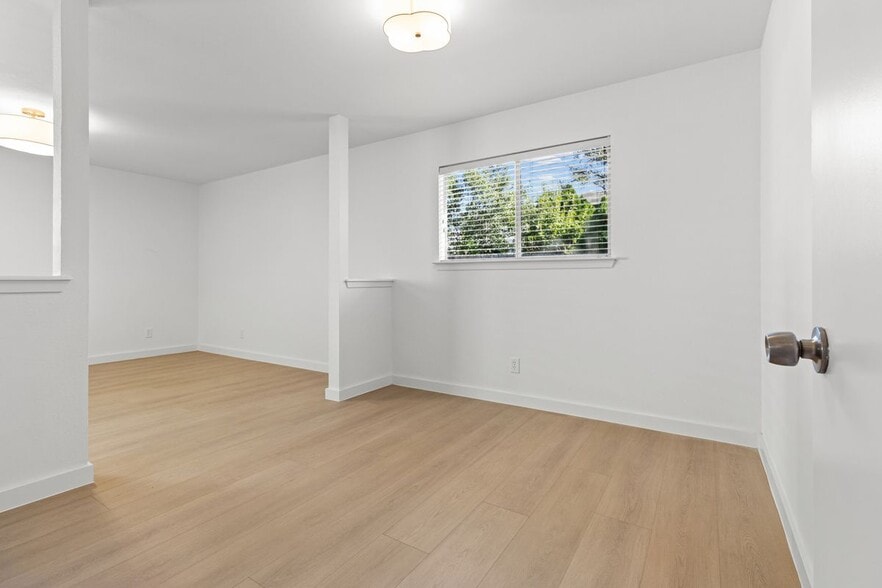 Building Photo - 11131 Henge Dr