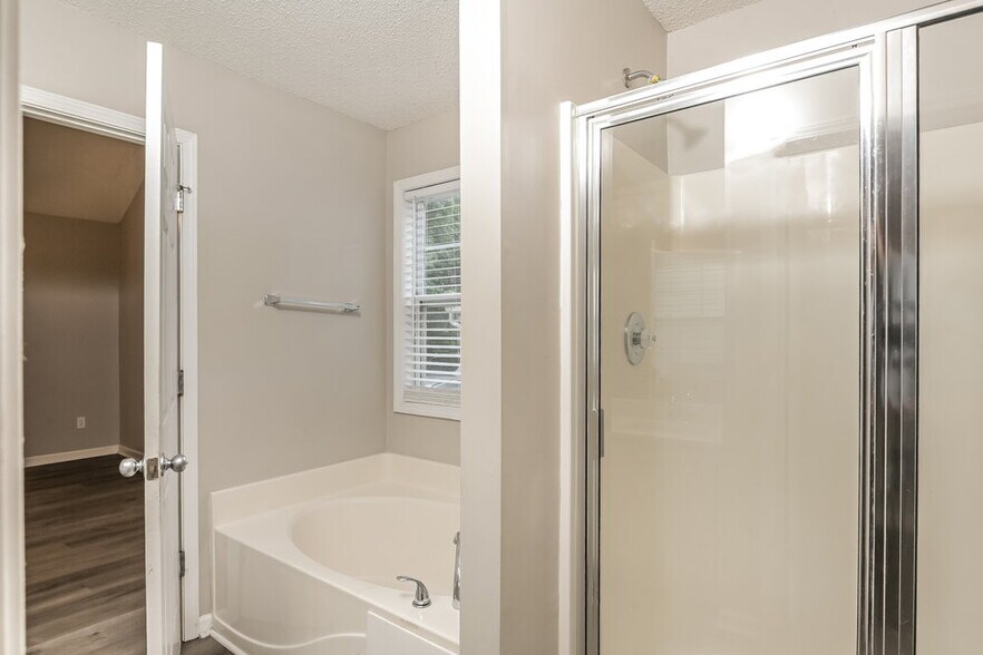 Building Photo - 3815 Pine Village Pl