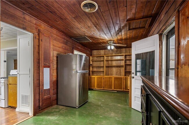 Building Photo - 518 E Kelly Ave