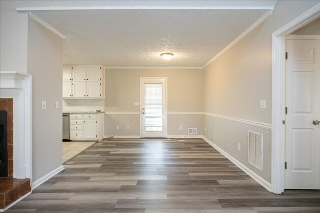 Building Photo - Spacious 3/2 Ranch Home w/ 2 Car Garage in Quiet Neighborhood