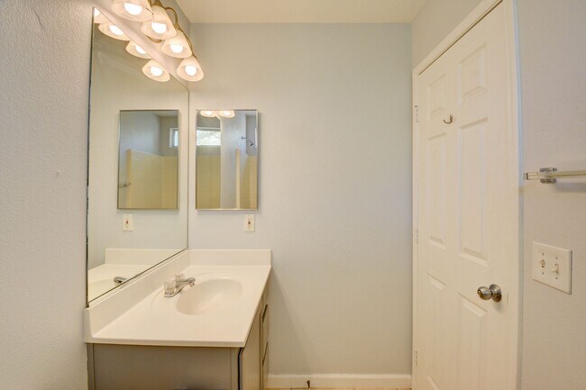 Building Photo - BEAUTIFUL 2 STORY SINGLE FAMILY HOME WITH ...