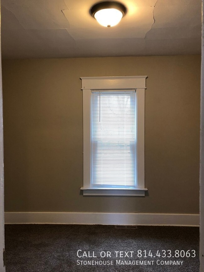 Building Photo - 1st floor clean 2 bedroom available