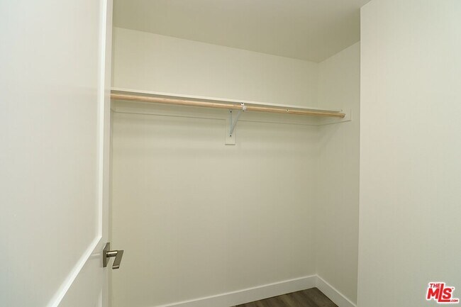 Building Photo - 2121 S Burnside Ave