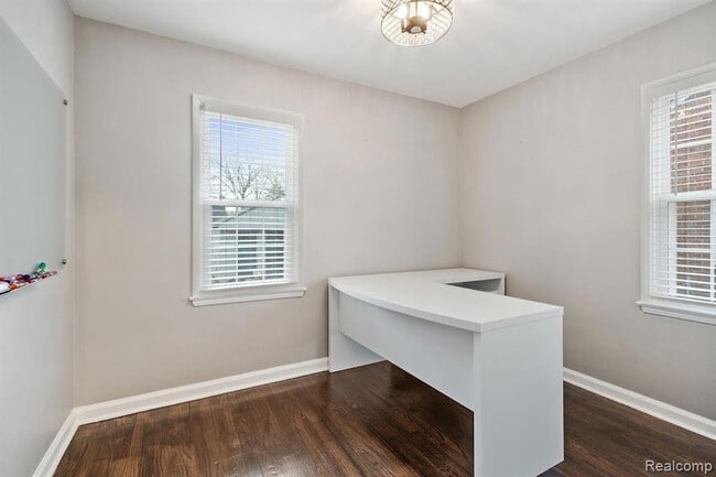 Building Photo - 822 N Gainsborough Ave