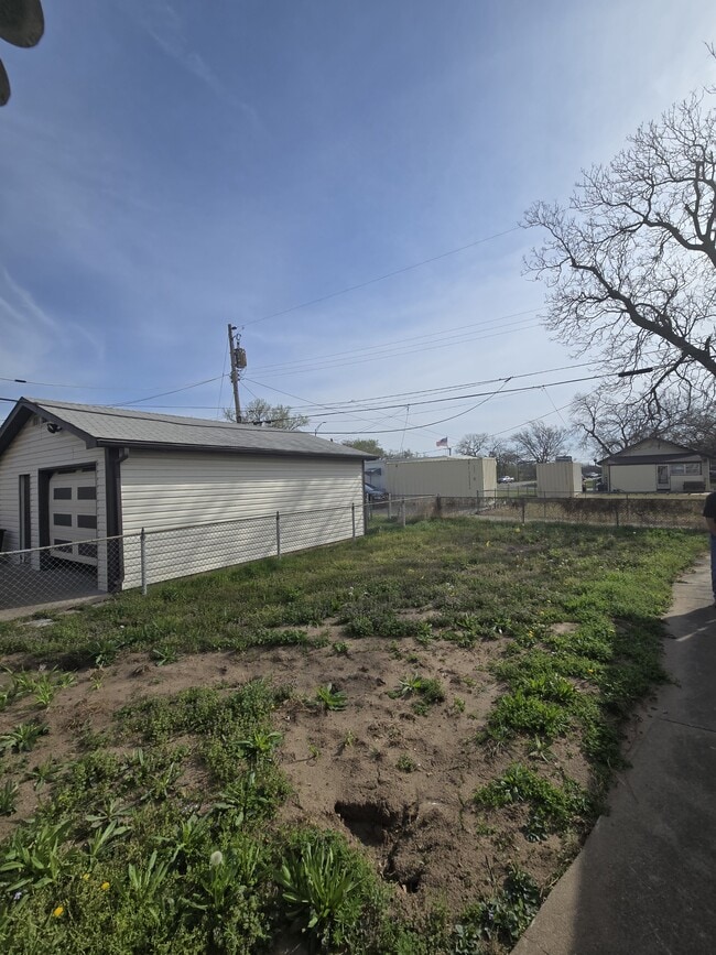 Building Photo - 526 N Martinson Ave