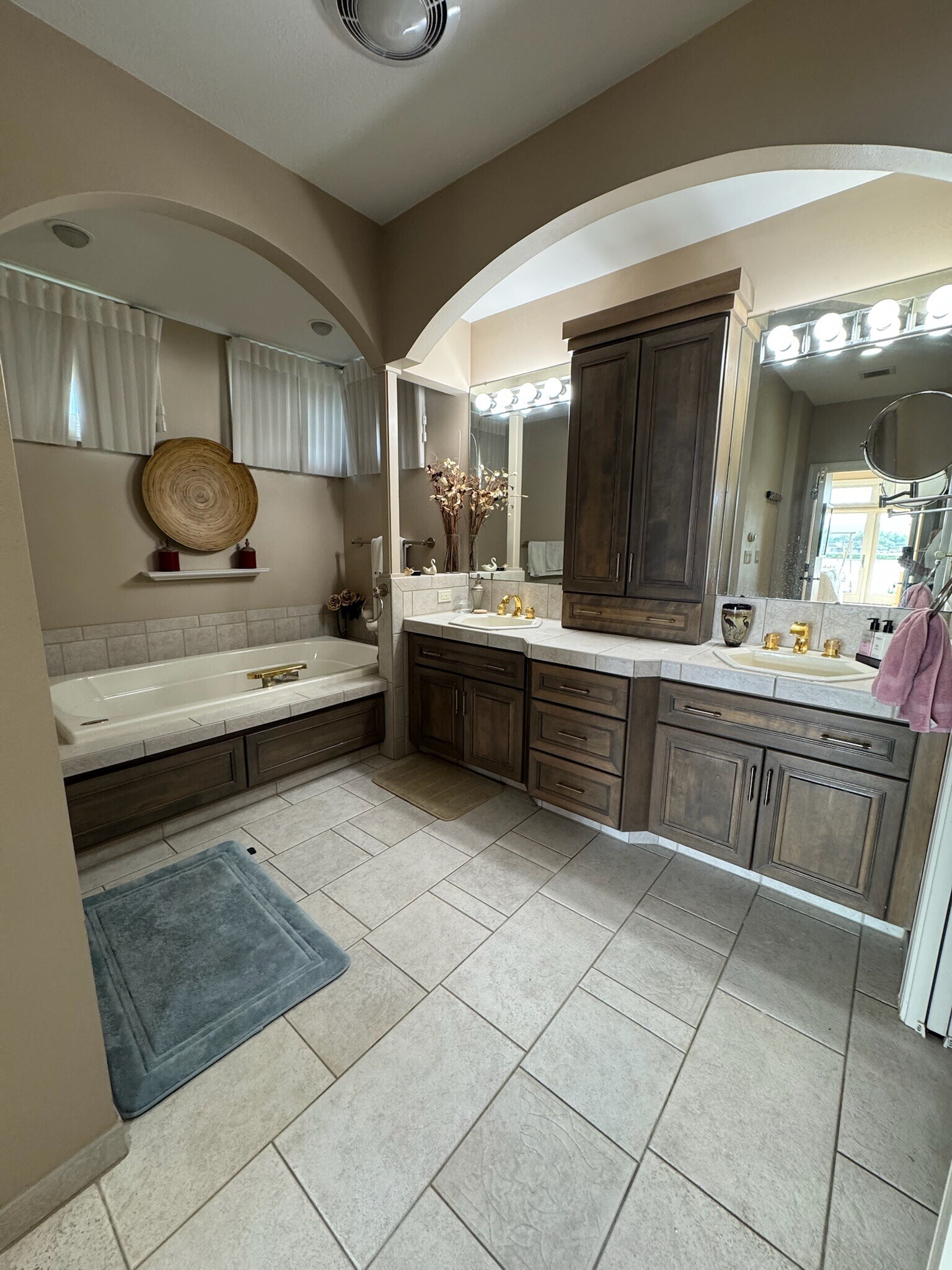 Master in-suite Bathroom with Bathtub, spacious walkin shower, double vanity and private toilet area - 1832 Nakomis Ave