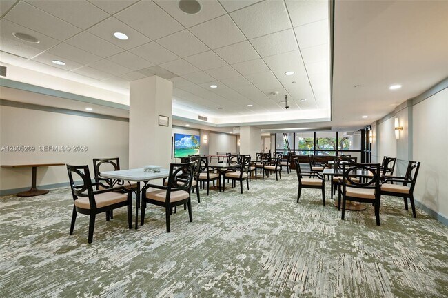 Building Photo - 2555 Collins Ave