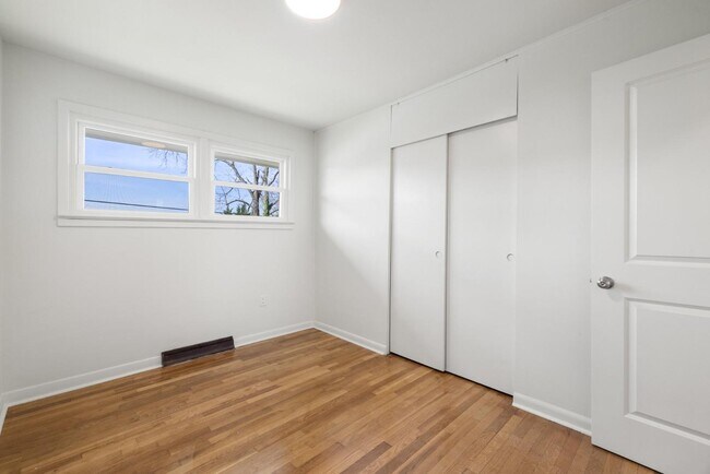 Building Photo - 389 Thompson St