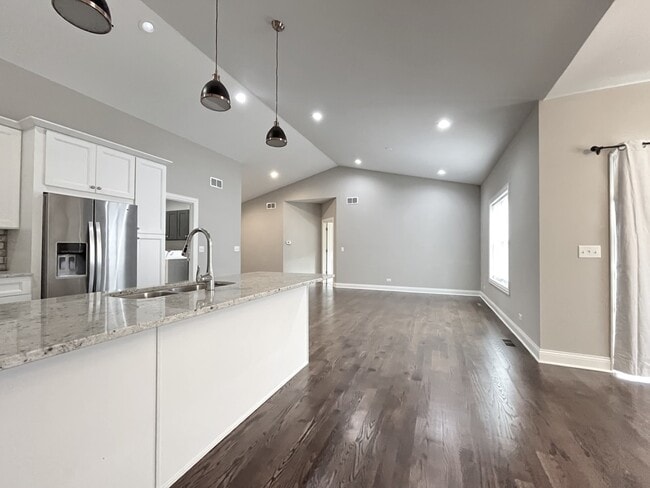 Building Photo - 855 Meadow Ln