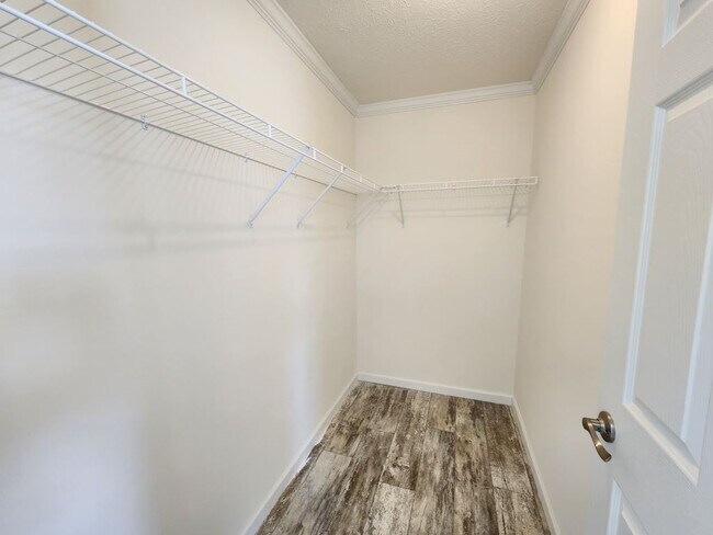 Building Photo - 521 Eland Dr