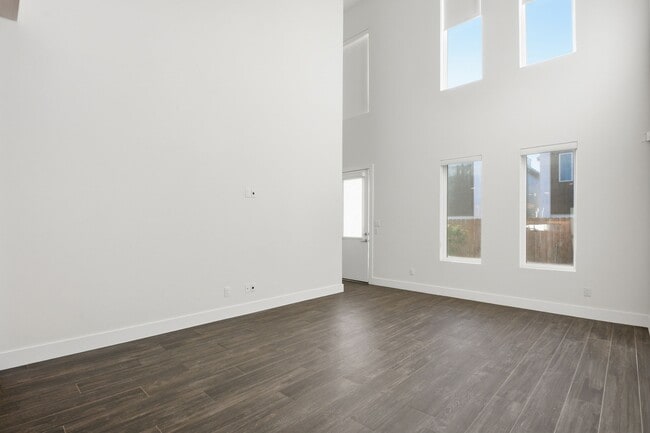 Building Photo - 5519 Paraiso Pl