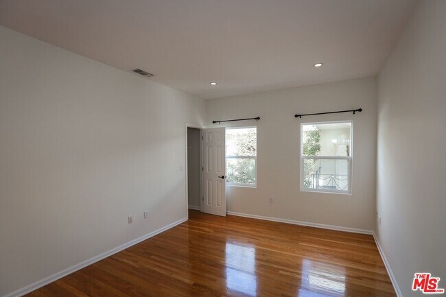 Building Photo - 806 N Alfred St