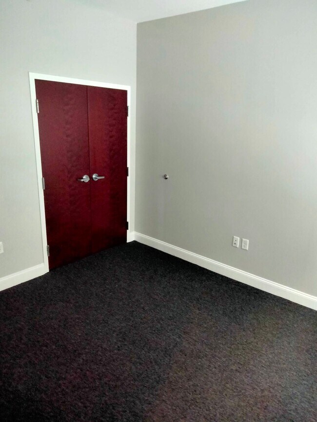 Building Photo - 210 Farmington Ave