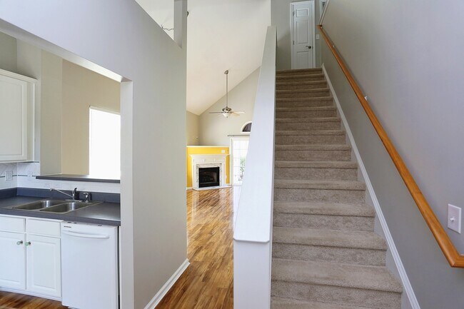 Building Photo - 915 Cinnamon Dr
