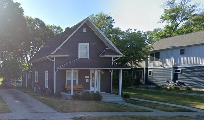 Building Photo - Beautiful new exterior on classic Harters Heights 4 bedroom (3 full baths) blocks from ND.