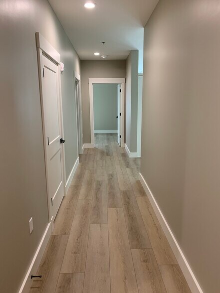 Hallway to kitchen, living rm, 2nd bedroom - 16500 Boones Ferry Rd